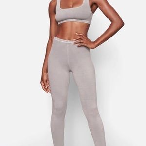 Skims outdoor leggings